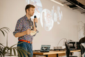 Facilitator Benjamin Blankenburg aus Freiburg leitet durch einen Innovations Sprint