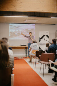 Benjamin Blankenburg bei der Moderation des Innovation Camp "Creative Care" in Breisach