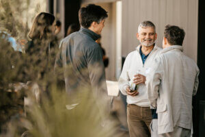 Teilnehmer:innen tauschen sich aus beim Innovation Camp "Creative Care"
